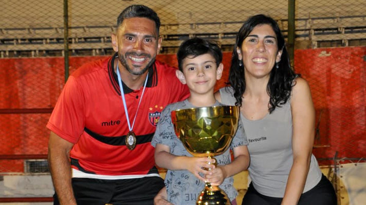 Cristian Lucero posa con su hijo Santiago y su esposa, Mariana.