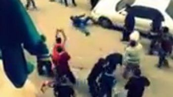 Video: Golpeó a su esposa en plena calle y recibió una brutal paliza