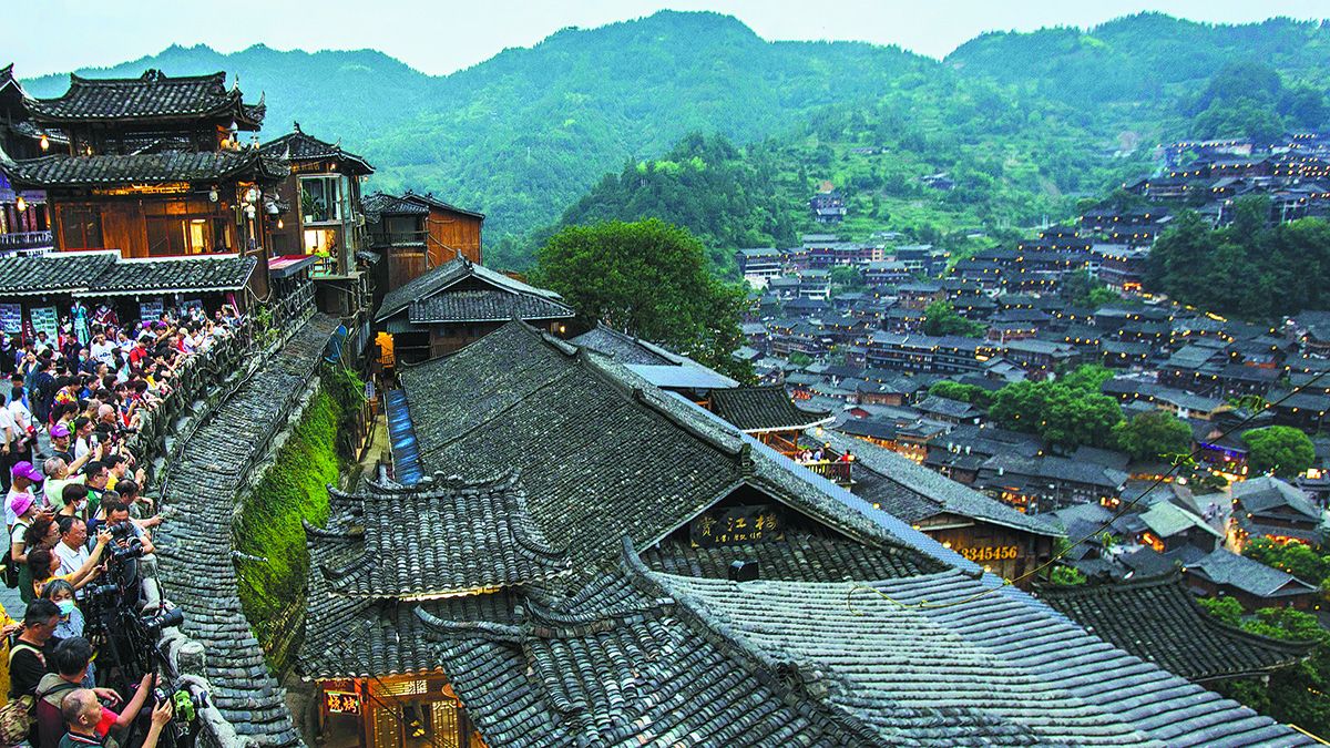 La aldea de la etnia miao de Qianhu en Xijiang, provincia de Guizhou, es un destino muy popular entre los visitantes. Desde arriba, se puede ver un mar de casas de bambú distribuidas entre arrozales en terrazas. PARA USO DE CHINA DAILY