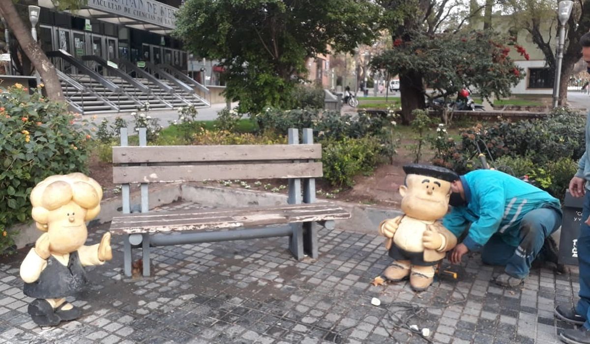 Esperando a Mafalda. Los paseantes echan de menos a las esculturas y esperan verlas regresar.