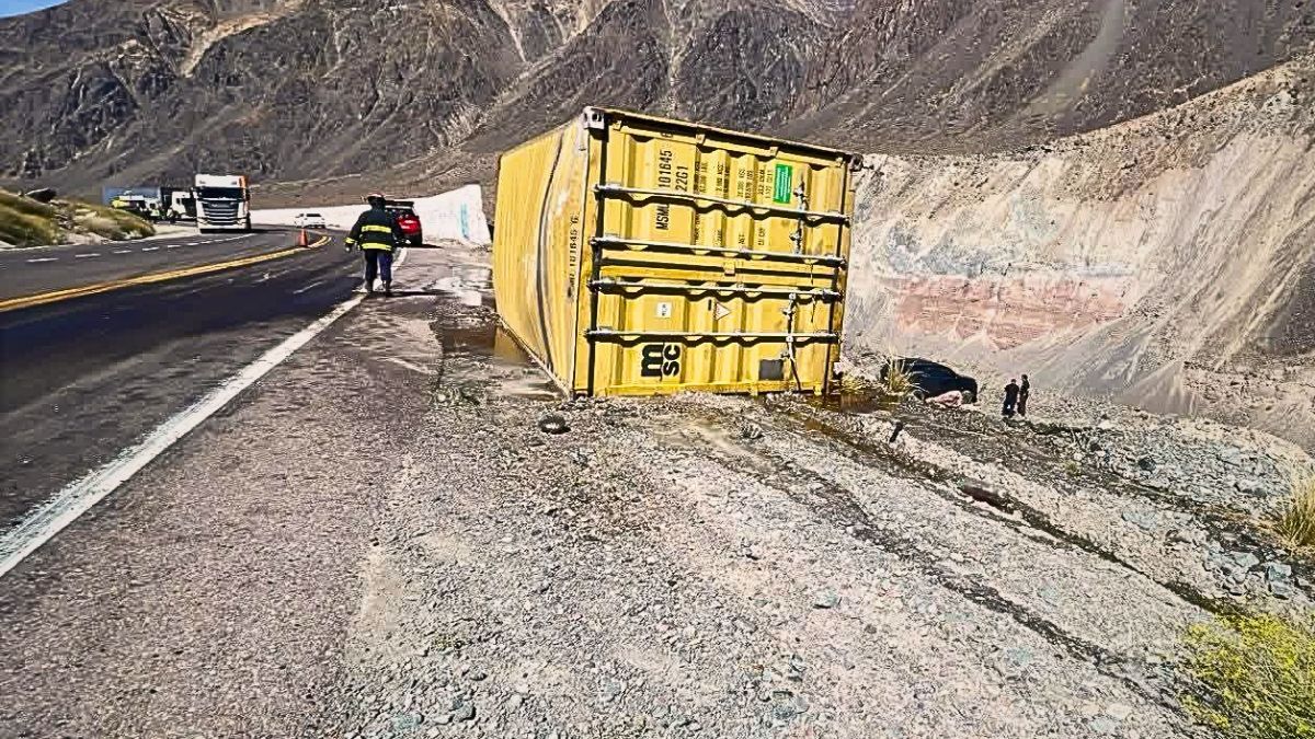 Parte de la carga de un camión sobre la ruta. Una camioneta desbarrancó. (Foto Gentileza Osvadlo Valle) Parte de la carga de un camión sobre la ruta. Una camioneta desbarrancó. (Foto Gentileza Osvadlo Valle)