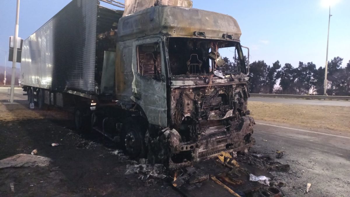 Incendio en Guaymallén. Este camión circulaba por el carril Sur del Acceso Este (rumbo a Buenos Aires), cuando se incendió el sistema de frenos. Incendio en Guaymallén. Este camión circulaba por el carril Sur del Acceso Este (rumbo a Buenos Aires), cuando se incendió el sistema de frenos.