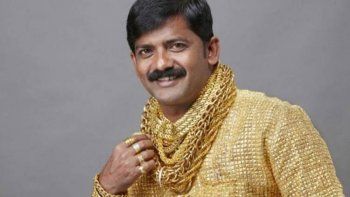 Así acabó el millonario indio que se hizo famoso por la camisa de oro más cara del mundo