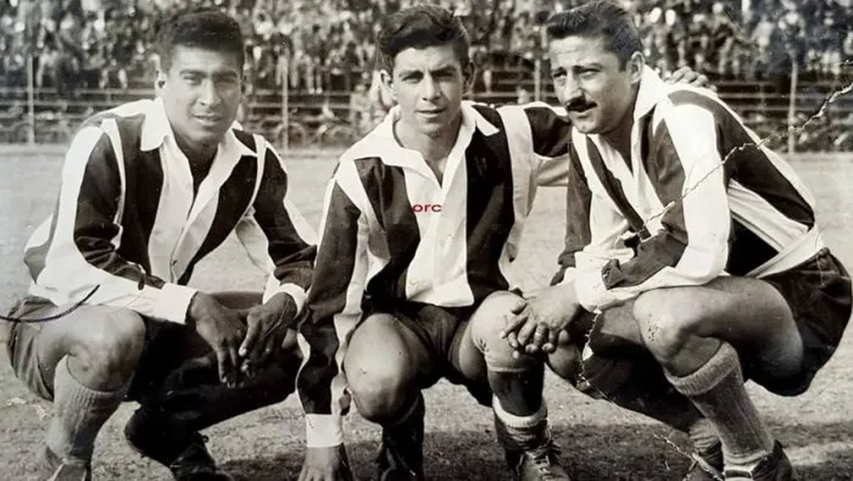 El Víctor en sus comienzos en Gimnasia y Esgrima, en 1957, junto a Manuel Castro (izq.) y Cardone. El Víctor en sus comienzos en Gimnasia y Esgrima, en 1957, junto a Manuel Castro (izq.) y Cardone.