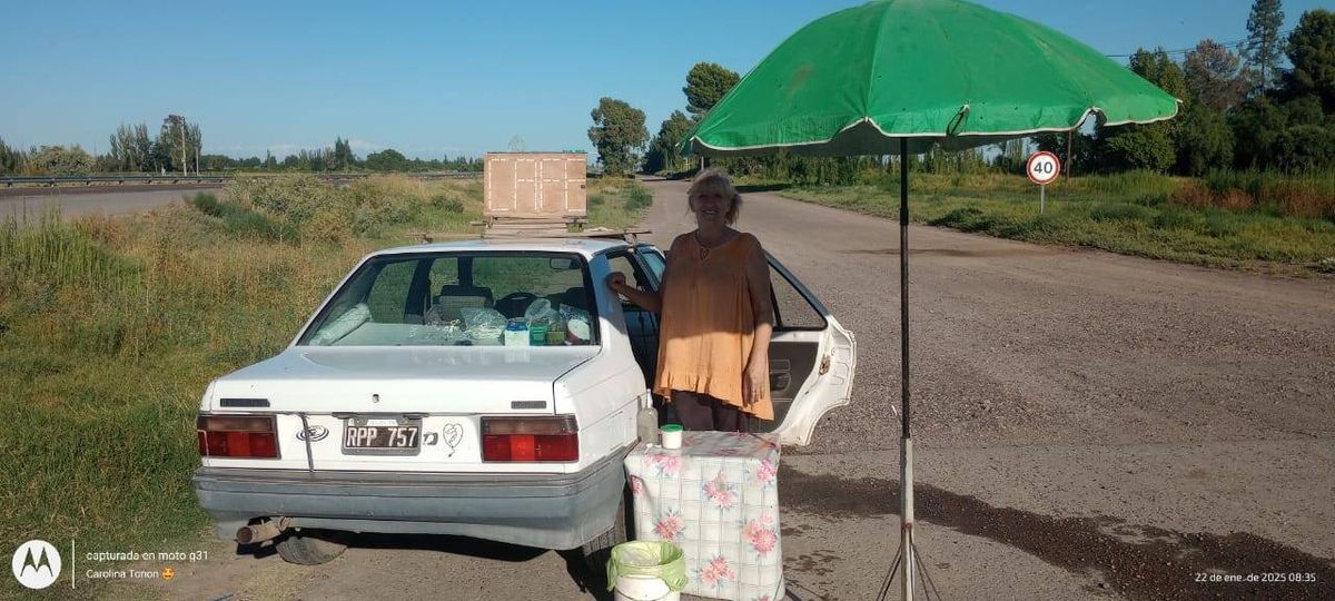 Carolina tiene un puesto de café en la entrada a Las Catitas y puso una sombrilla. Gentileza.