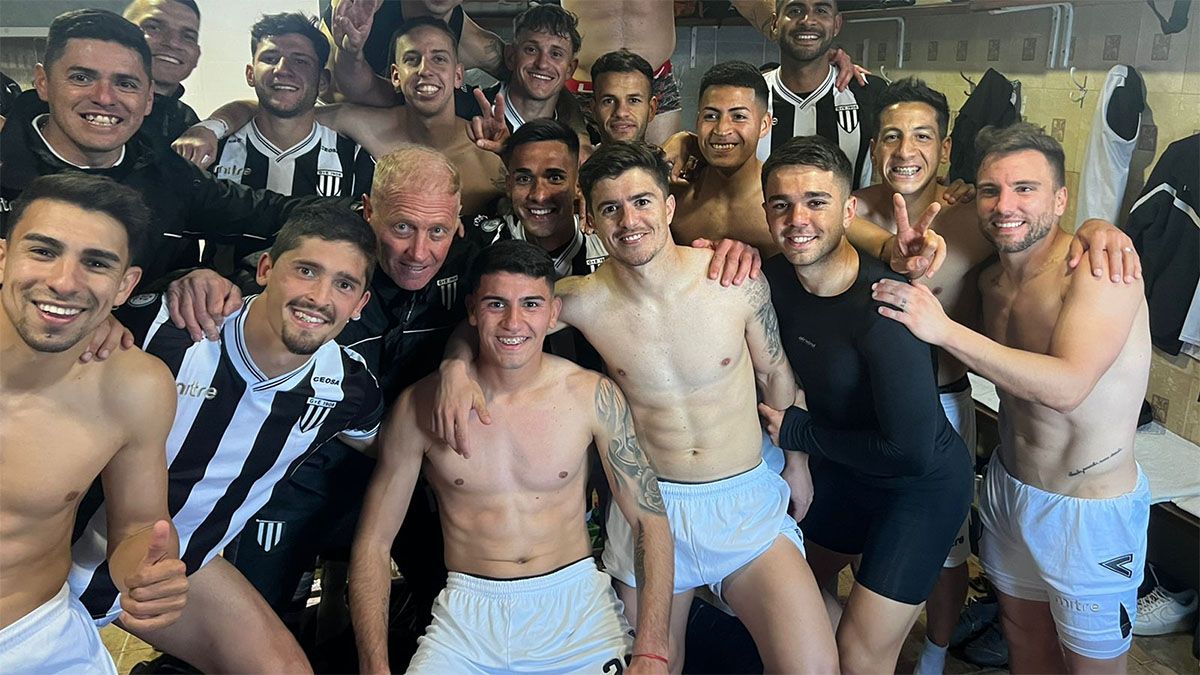 Los jugadores de Gimnasia y Esgrima están felices.