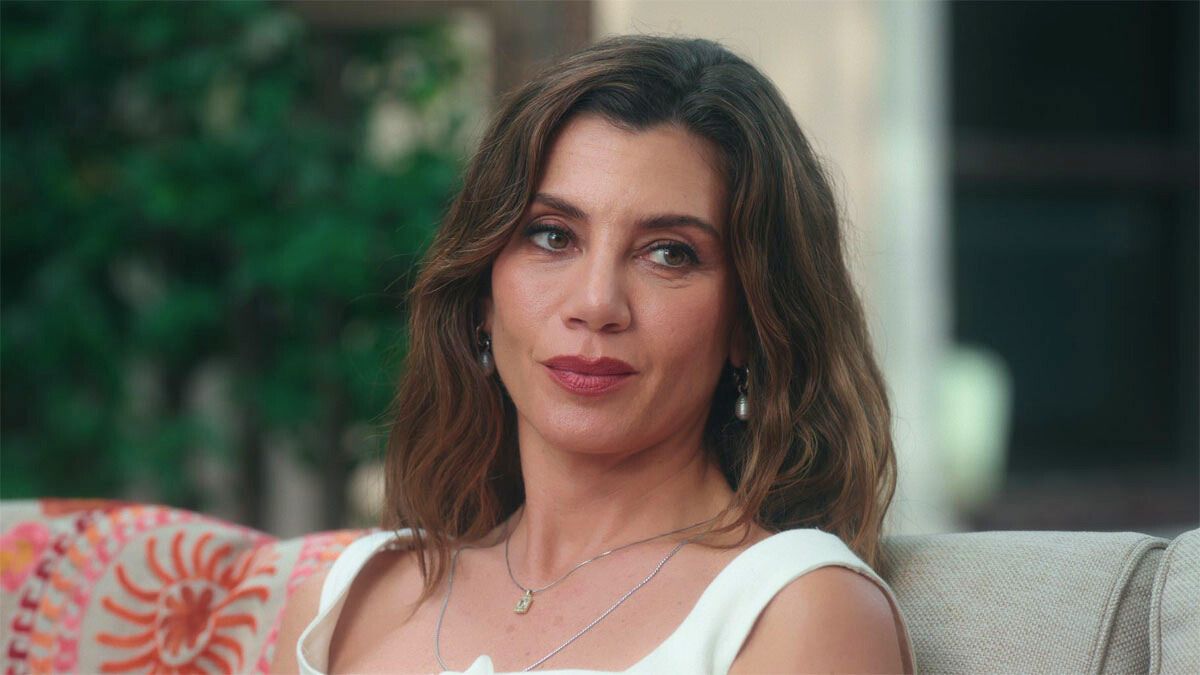 La actriz turca Güne Ensoy interpreta a Elif en la serie de Netflix.