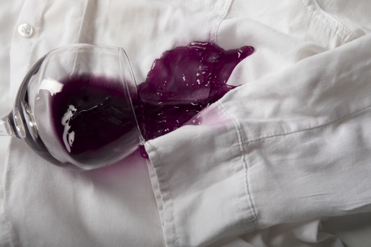 Trucos para eliminar las manchas de vino de la ropa