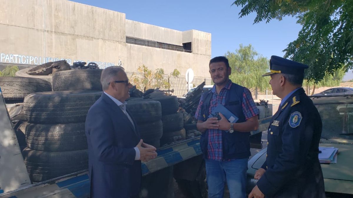 Inseguridad en Mendoza. El ministro de Seguridad, Raúl Levrino, junto al director General de Policías, Marcelo Calipo; y el director de Investigaciones, José Vega, participaron de 13 allanamientos en el gran Mendoza, con secuestros de vehículos, autopartes y detenciones.