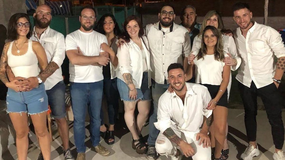 Iván Lopreste posa con su hermosa familia. Es el primero de la derecha.