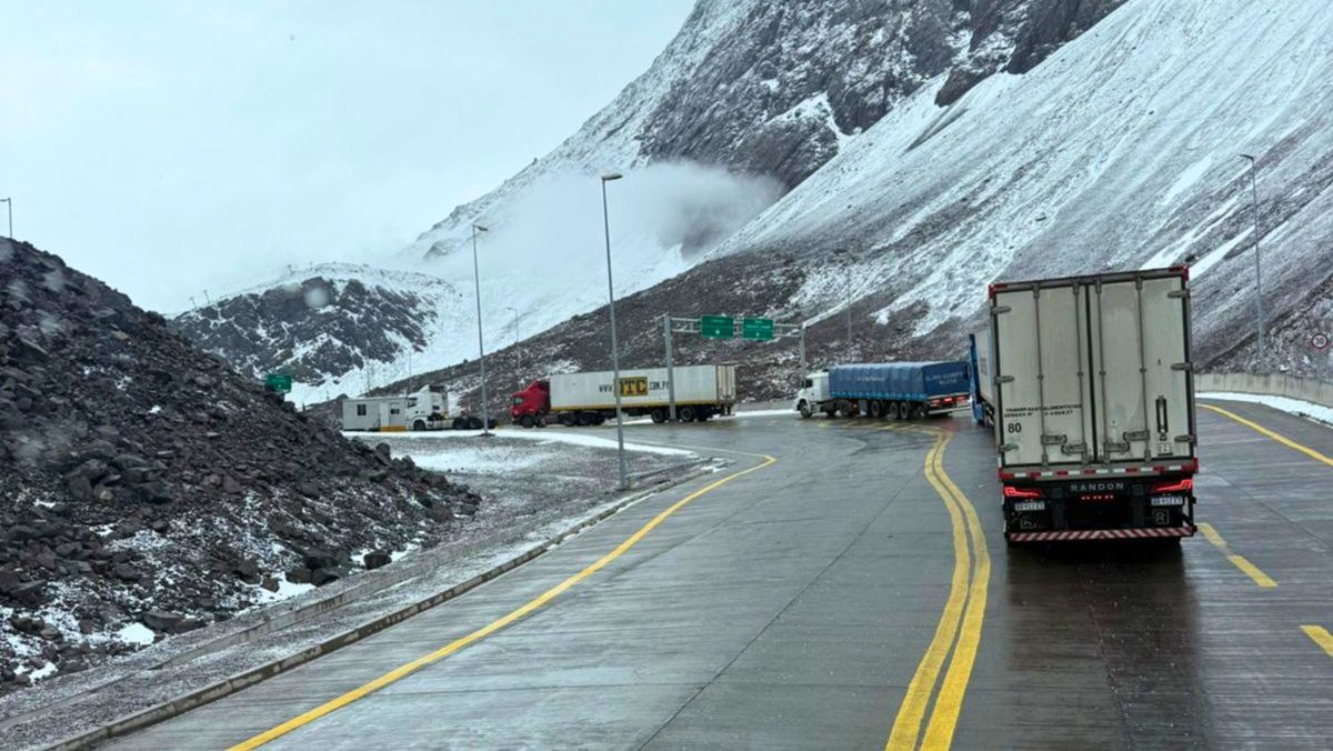Así lucía este viernes al mediodía el camino de alta montaña rumbo a Chile. Así lucía este viernes al mediodía el camino de alta montaña rumbo a Chile.