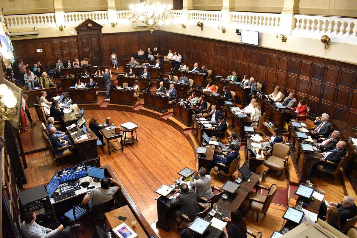 Diputados aprobó por amplia mayoría la ley que corresponsabiliza a padres por el bullying que realicen sus hijos. Diputados aprobó por amplia mayoría la ley que corresponsabiliza a padres por el bullying que realicen sus hijos.