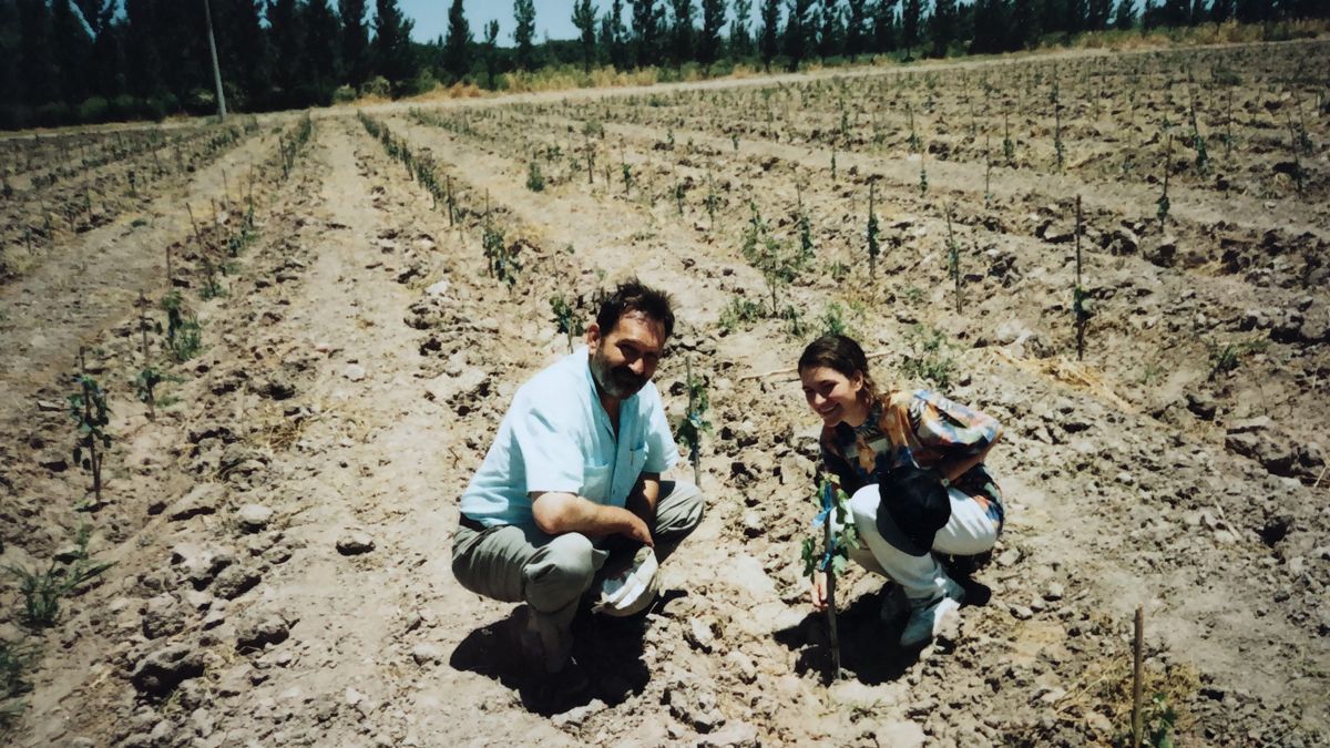 El syrah que plantó Bárbara antes de irse a Canadá, en su finca de San Martín. Y con ella Fernando, su padre, de quien heredó la pasión por la tierra.