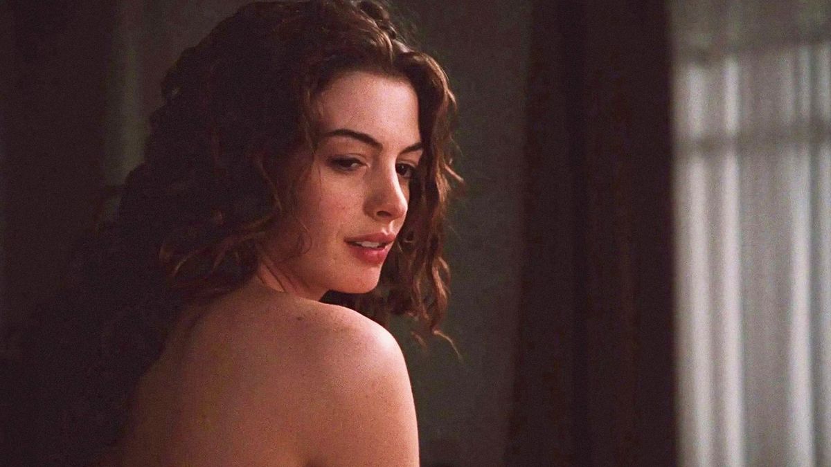 Anne Hathaway protagoniza en Netflix la película De amor y otras adicciones. Foto: gentileza themoviedb.