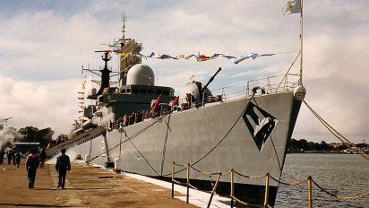 El buque ARA Santísima Trinidad desembarcó las primeras tropas en la guerra de las Islas Malvinas en la noche del 1º de abril de 1982 y sería desmantelado. Imagen tomada por Adolfo Jorge Soto, el día 17 de Agosto de 1987 en la Base Naval Puerto Belgrano