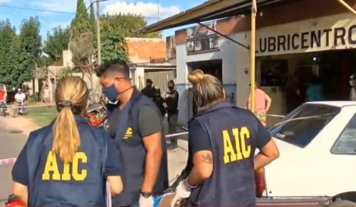 Las dos personas trabajaban en el taller cuando llegaron dos sujetos en una moto y los atacaron a balazos, provocando la muerte de un joven de 24 años