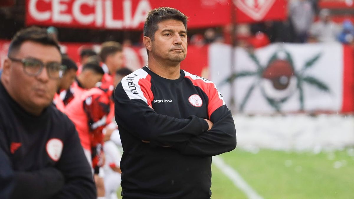 El Cachorro Alejandro Abaurre, el DT de Huracán Las Heras. El Cachorro Alejandro Abaurre, el DT de Huracán Las Heras.