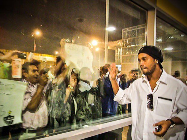Furor por la llegada de Ronaldinho a Colombia