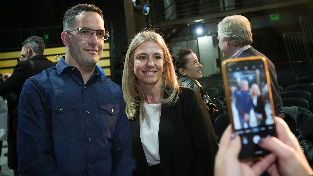 Juan Manuel Quiroga vino de San Martín para conocer en persona a quienes lo acompañan las mañanas por Radio Nihuil, como Sara González en "Primeras Voces". Juan Manuel Quiroga vino de San Martín para conocer en persona a quienes lo acompañan las mañanas por Radio Nihuil, como Sara González en "Primeras Voces".