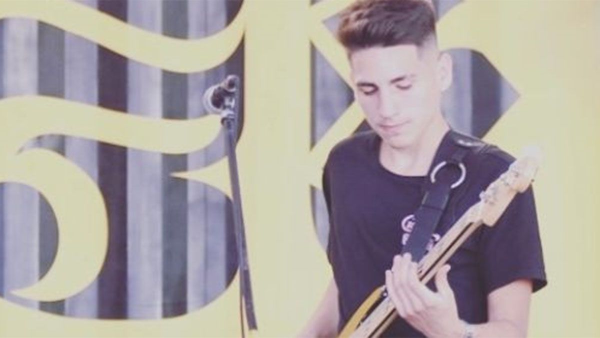 Alejandro Reuvers tocaba el bajo en bandas de Mendoza y en una iglesia Cristiana Evangélica.