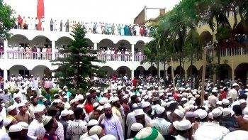 Coronavirus: violaron la cuarentena en Bangladesh para asistir a un multitudinario funeral