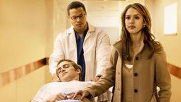 Jessica Alba y Hayden Christensen la rompen en esta película que llegó hace poco a Netflix.