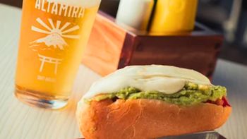 El restaurante chileno que tiene 8 opciones de completos por $10.000 o menos El restaurante chileno que tiene 8 opciones de completos por $10.000 o menos