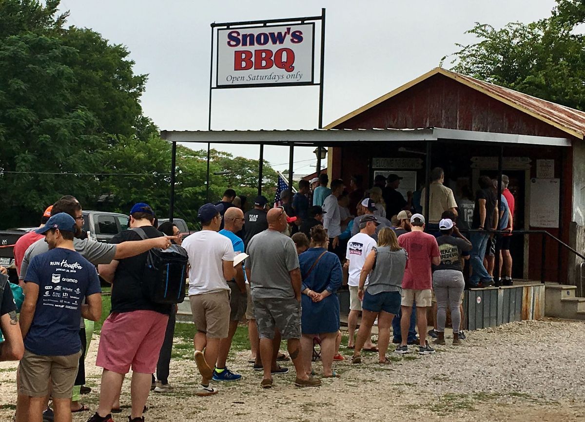 Este restaurante cocina las mejores barbacoas de Texas, así que se arman filas interminables para comer.