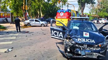Violento accidente en Las Heras: un patrullero embistió a un auto que terminó contra un semáforo Violento accidente en Las Heras: un patrullero embistió a un auto que terminó contra un semáforo