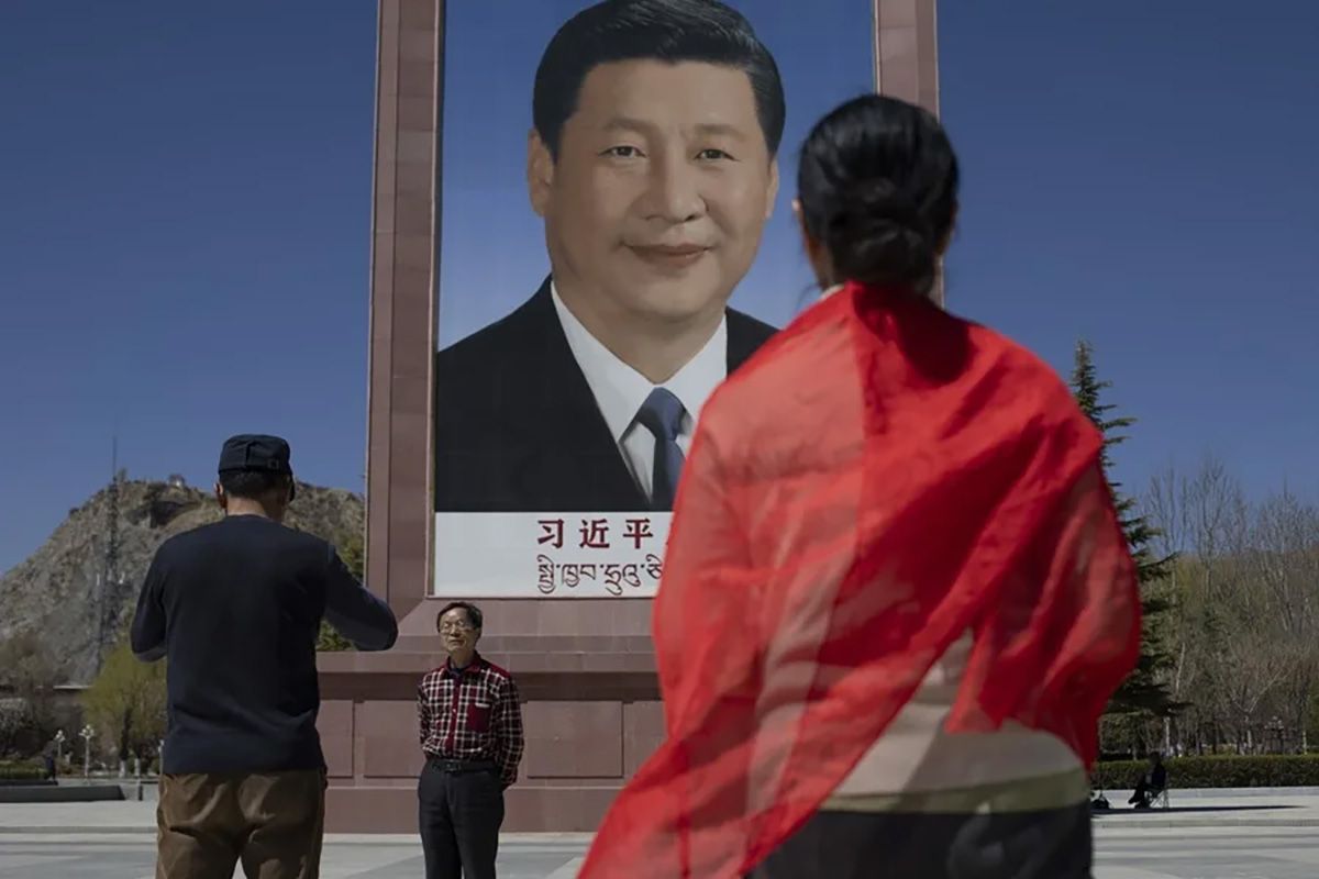 Ciudadanos chinos con un retrato del presidente de China, Xi Jinping. Crédito: EFE/EPA/ Andrés Martínez Casares.