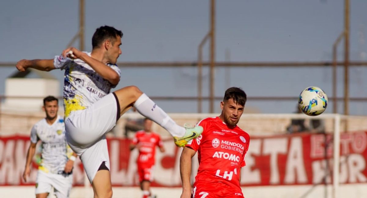 Javier Peñaloza está en plena acción en el empate de Huracán Las Heras ante Juventud Unida.