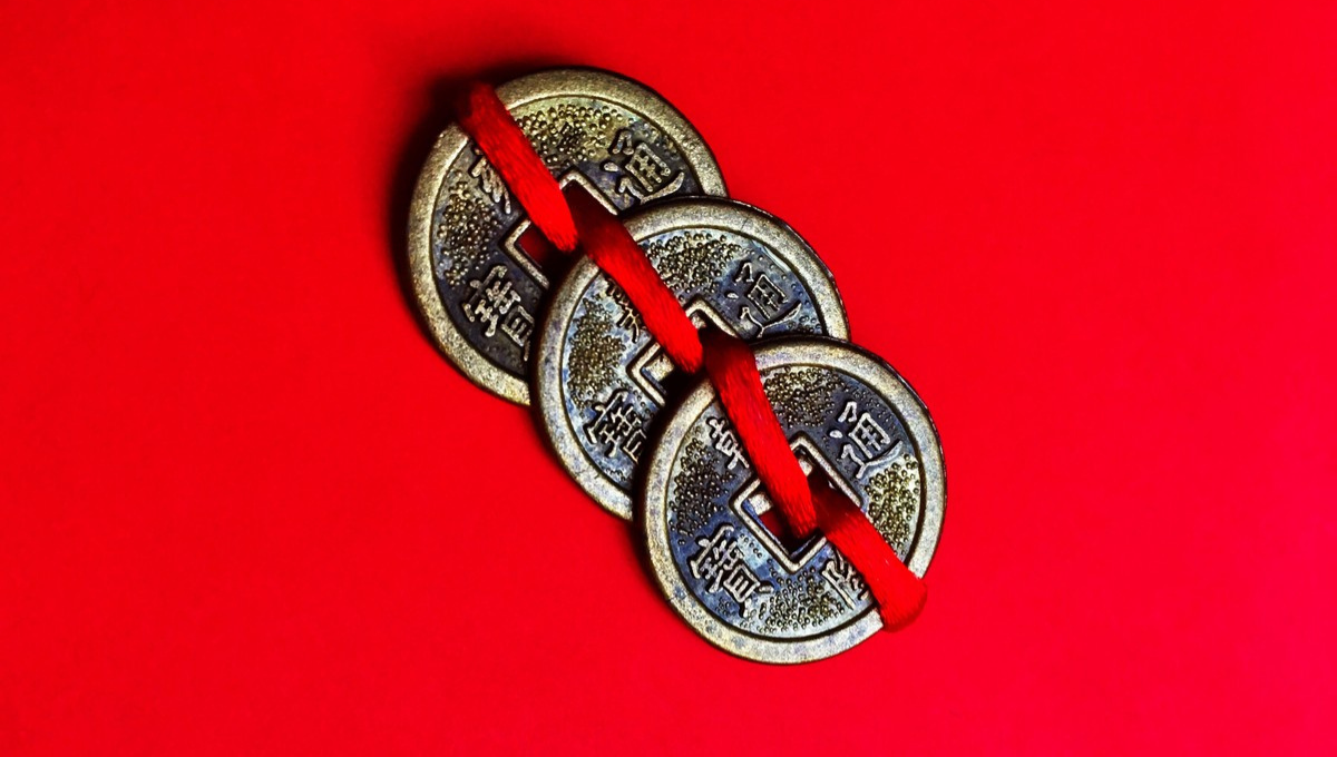 El poderoso ritual del Feng Shui que atrae abundancia con tres monedas y una cinta