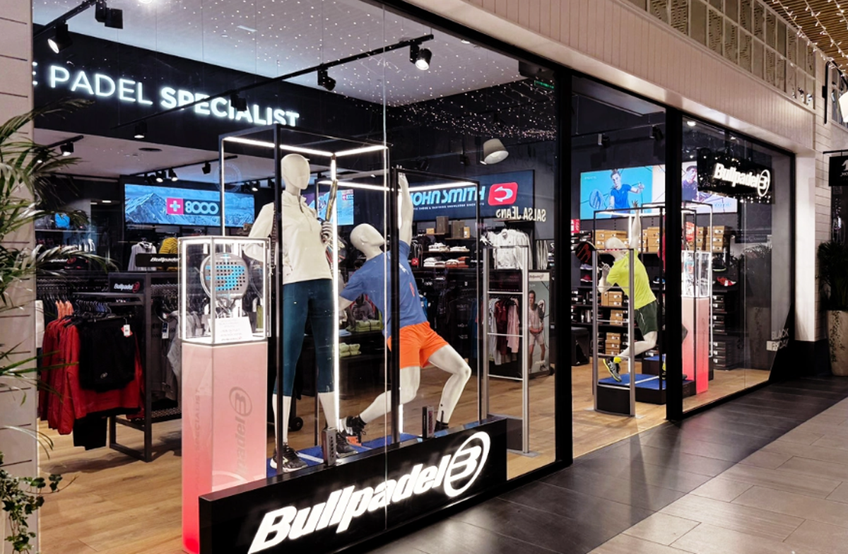 Es la primera firma de p&aacute;del en abrir locales exclusivos en el mercado local.