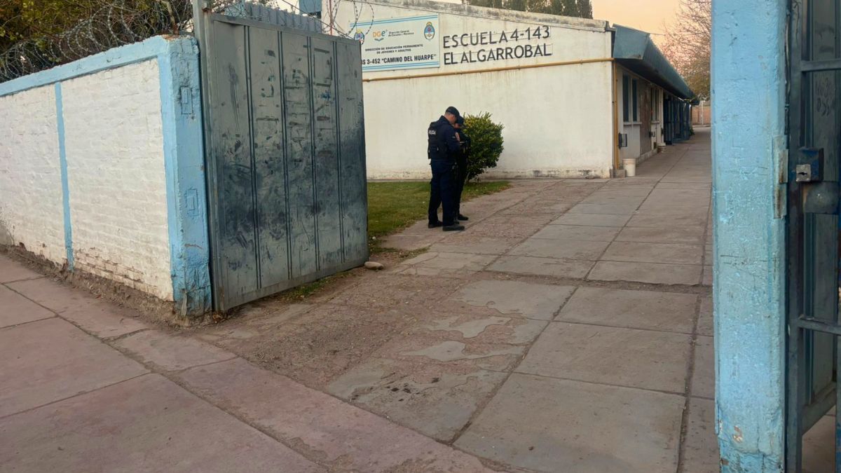 Poca asistencia en la escuela de El Algarrobal en la que apareció una de las amenazas de tiroteo. La DGE activó el protocolo vigente, mientras trabaja en el nuevo.
