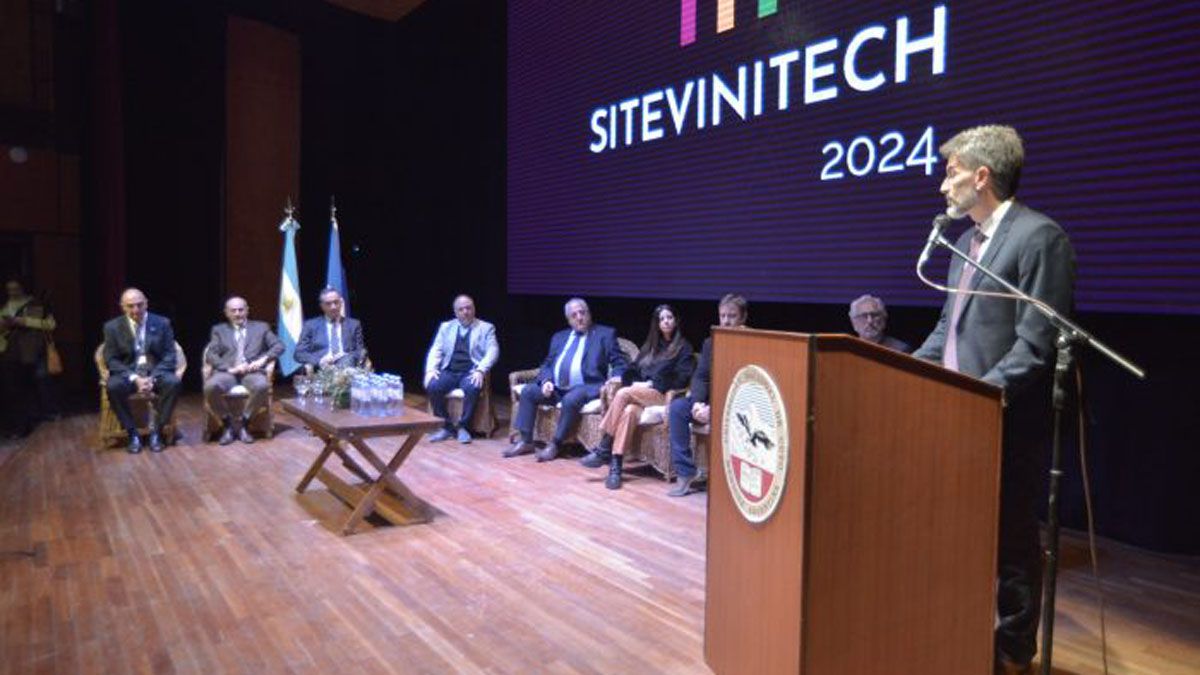 Ulpiano Suarez ofició de anfitrión en la inauguración de la Sitevinitech.