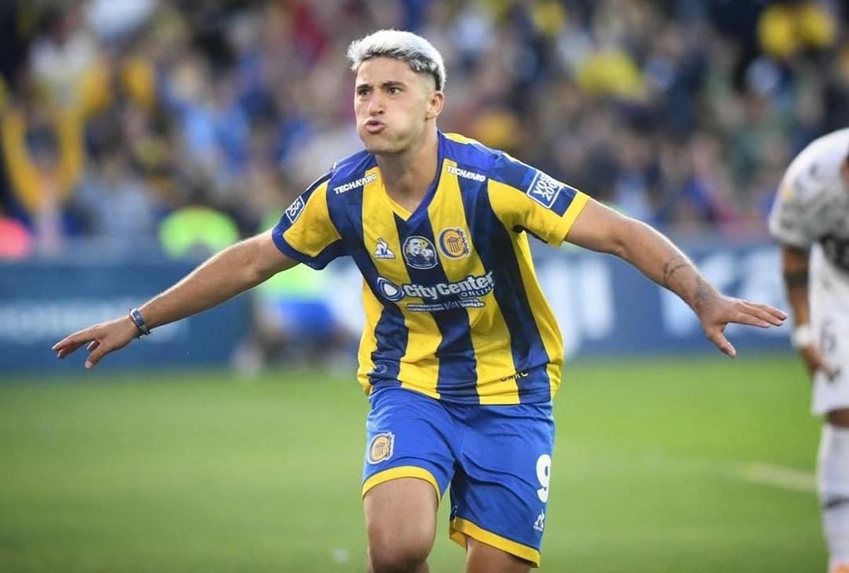 Rosario Central homenajeó a Russo, ganó y está puntero en la Tabla Anual