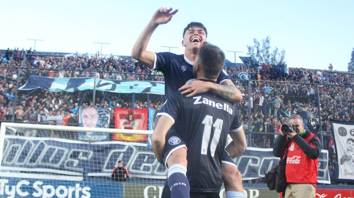 Matías Reali festejó junto a Diego Tonetto el notable triunfo de Independiente Rivadavia ante Chacarita. Foto: Diario UNO.