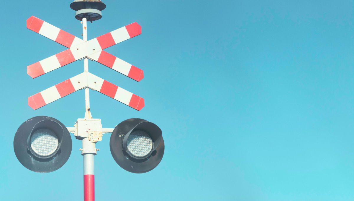 La señal de tránsito “Cruz de San Andrés” es una señal vial que indica la presencia de un cruce ferroviario. La señal de tránsito “Cruz de San Andrés” es una señal vial que indica la presencia de un cruce ferroviario.
