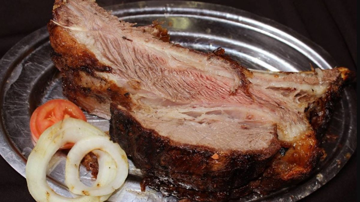 Degustar una costilla de asado argentino en El Ferroviario es una experiencia que atrapa a los visitantes Degustar una costilla de asado argentino en El Ferroviario es una experiencia que atrapa a los visitantes