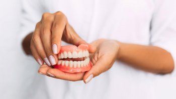 Encontraron una dentadura postiza y buscan a su dueño