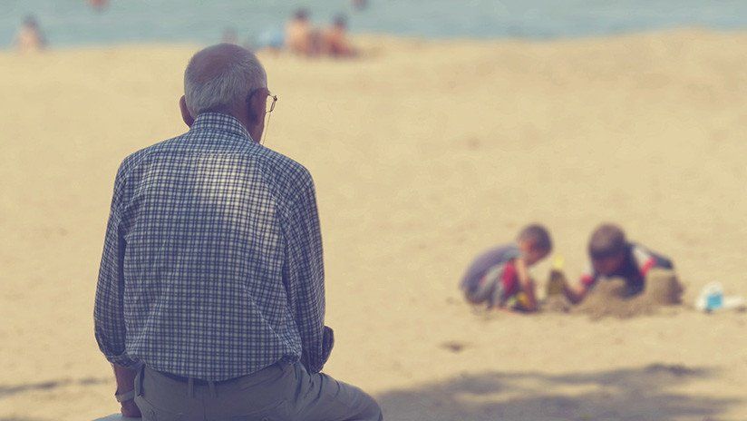 Un hombre lleva el retrato de su esposa muerta al mar