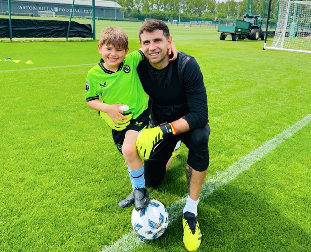 Dibu Martínez y su hijo Santi antes de jugar instancias clave con el Aston Villa y la Selección argentina. Dibu Martínez y su hijo Santi antes de jugar instancias clave con el Aston Villa y la Selección argentina.