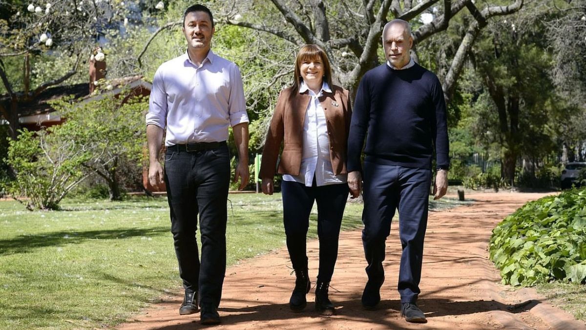 Patricia Bullrich (centro) junto a su candidato a vicepresidente, el mendocino Luis Petri, y su eventual jefe de Gabinete, Horacio Rodríguez Larreta. Patricia Bullrich (centro) junto a su candidato a vicepresidente, el mendocino Luis Petri, y su eventual jefe de Gabinete, Horacio Rodríguez Larreta.