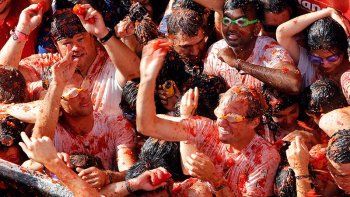 Una guerra de tomates tiñe de rojo año a año a este pueblo de Valencia