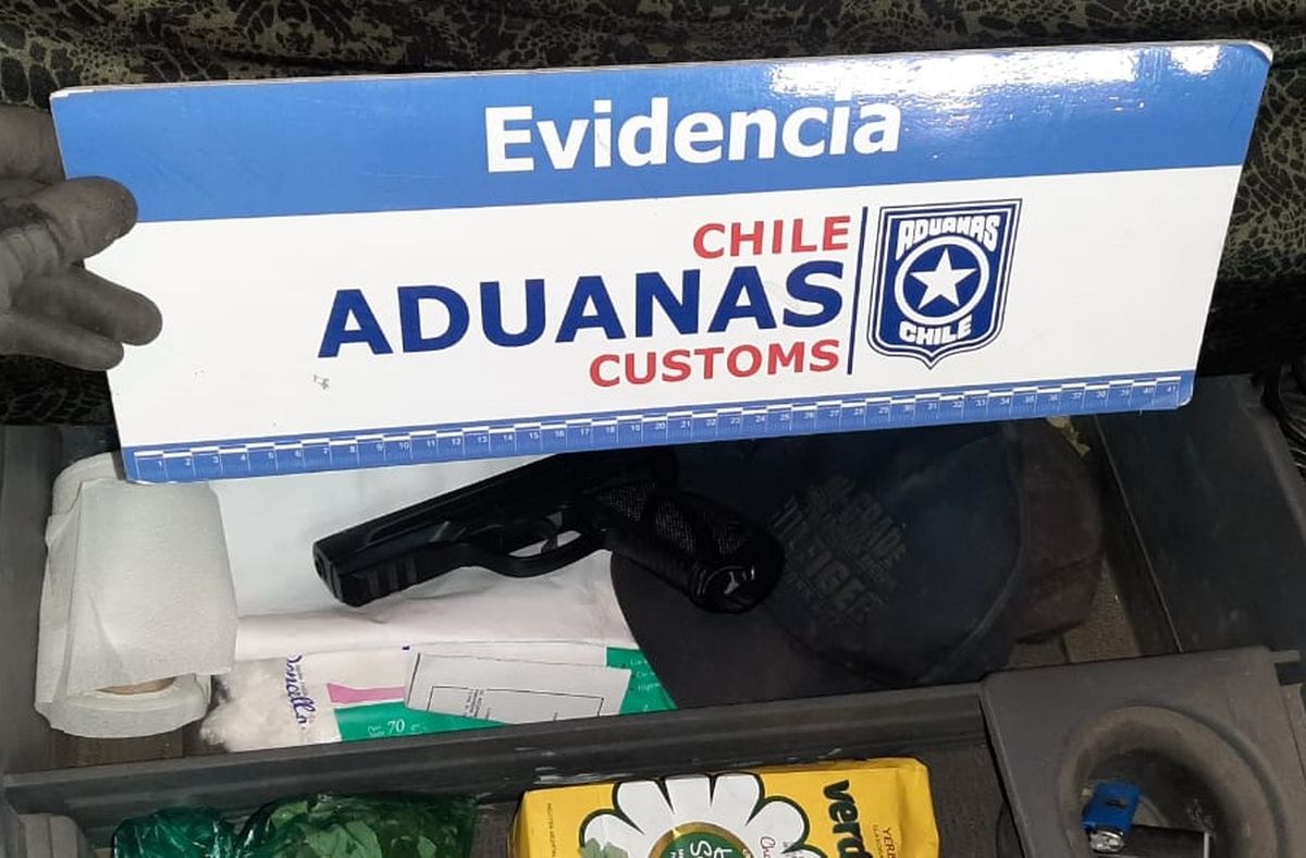 La pistola 9 milímetros secuestrada por personal aduanero en el Paso Cristo Redentor. La pistola 9 milímetros secuestrada por personal aduanero en el Paso Cristo Redentor.