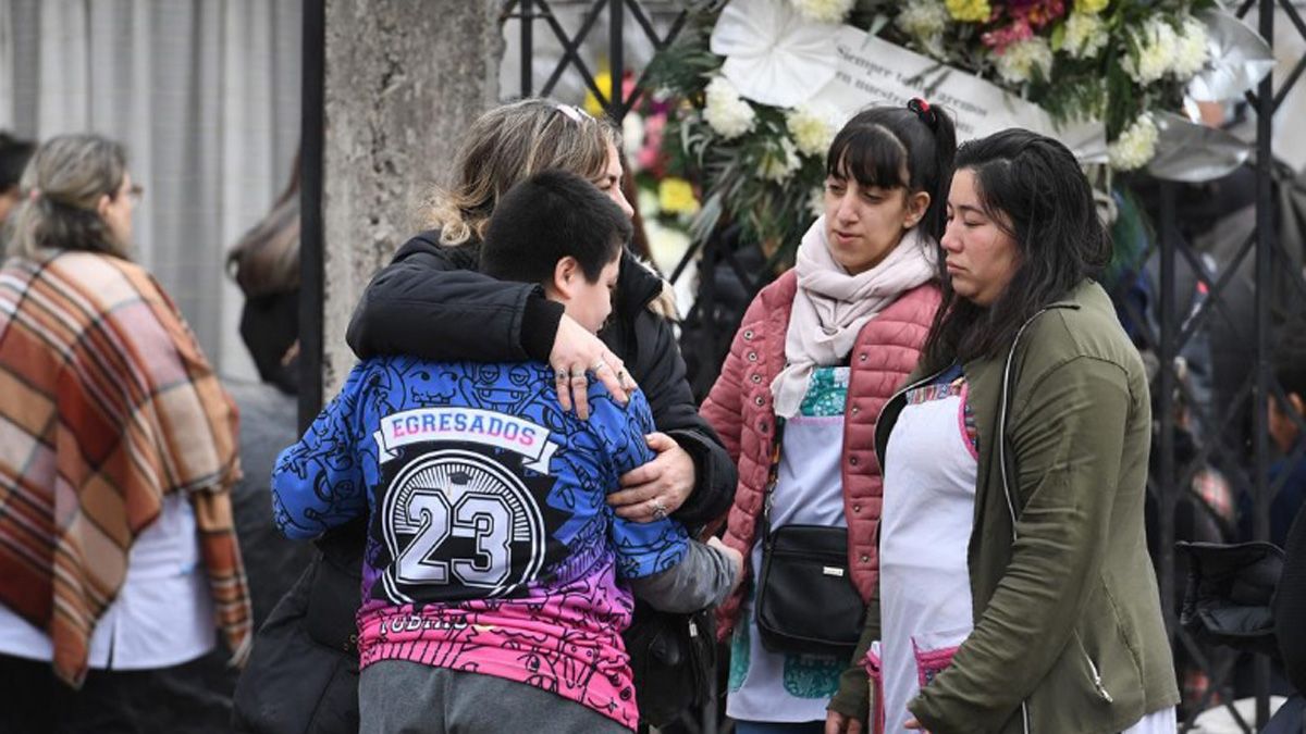 Entre aplausos y pedidos de justicia, despidieron los restos de Morena, la niña asesinada por motochorros en Lanús Entre aplausos y pedidos de justicia, despidieron los restos de Morena, la niña asesinada por motochorros en Lanús