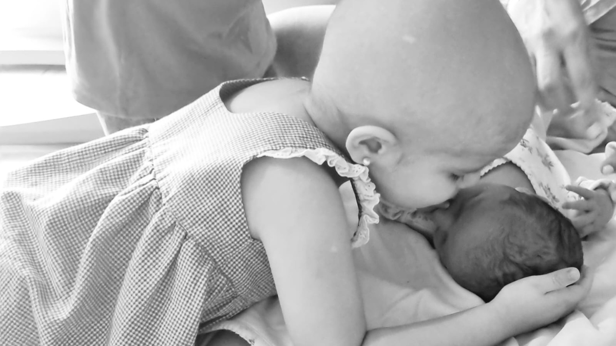 Amelia fue diagnosticada en noviembre con leucemia mieloide aguda, una enfermedad poco frecuente. Su hermana Juanita, que nació el 8 de febrero es 100% compatible para ser su donante de médula ósea. Amelia fue diagnosticada en noviembre con leucemia mieloide aguda, una enfermedad poco frecuente. Su hermana Juanita, que nació el 8 de febrero es 100% compatible para ser su donante de médula ósea.