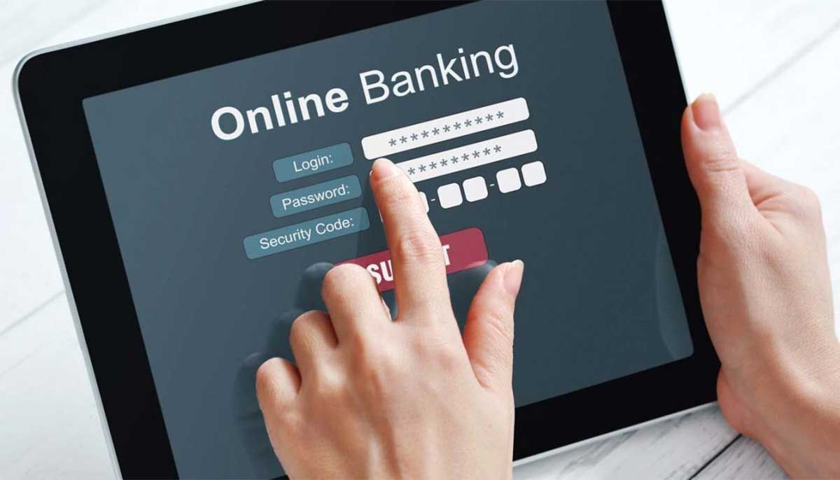 Los dos delincuentes, de Palermo y Moreno, cayeron tras pedir un préstamo y transferirse el dinero a sus propias cuentas. La víctima hizo la denuncia.