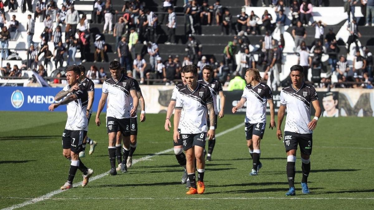 Gimnasia y Esgrima es puntero de la Zona B de la Primera Nacional. Gimnasia y Esgrima es puntero de la Zona B de la Primera Nacional.