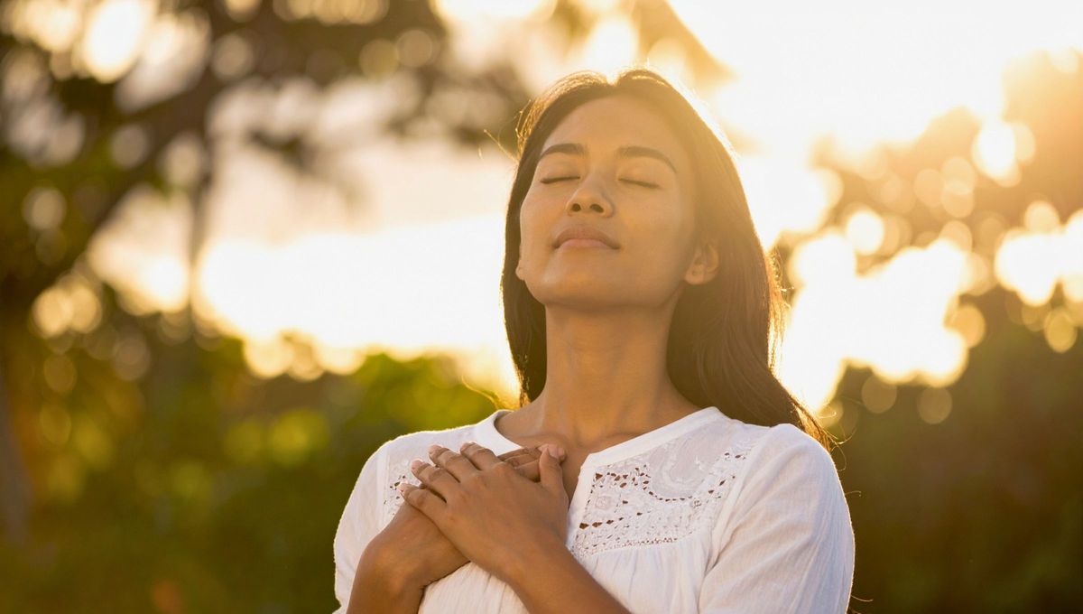 Varios estudios han analizado lo que ocurre dentro de tu cerebro cuando rezas o meditas y se cree que cuando entramos en oraci&oacute;n, el l&oacute;bulo frontal se enciende. Pero en la oraci&oacute;n profunda, la actividad del l&oacute;bulo frontal disminuye nuevamente.